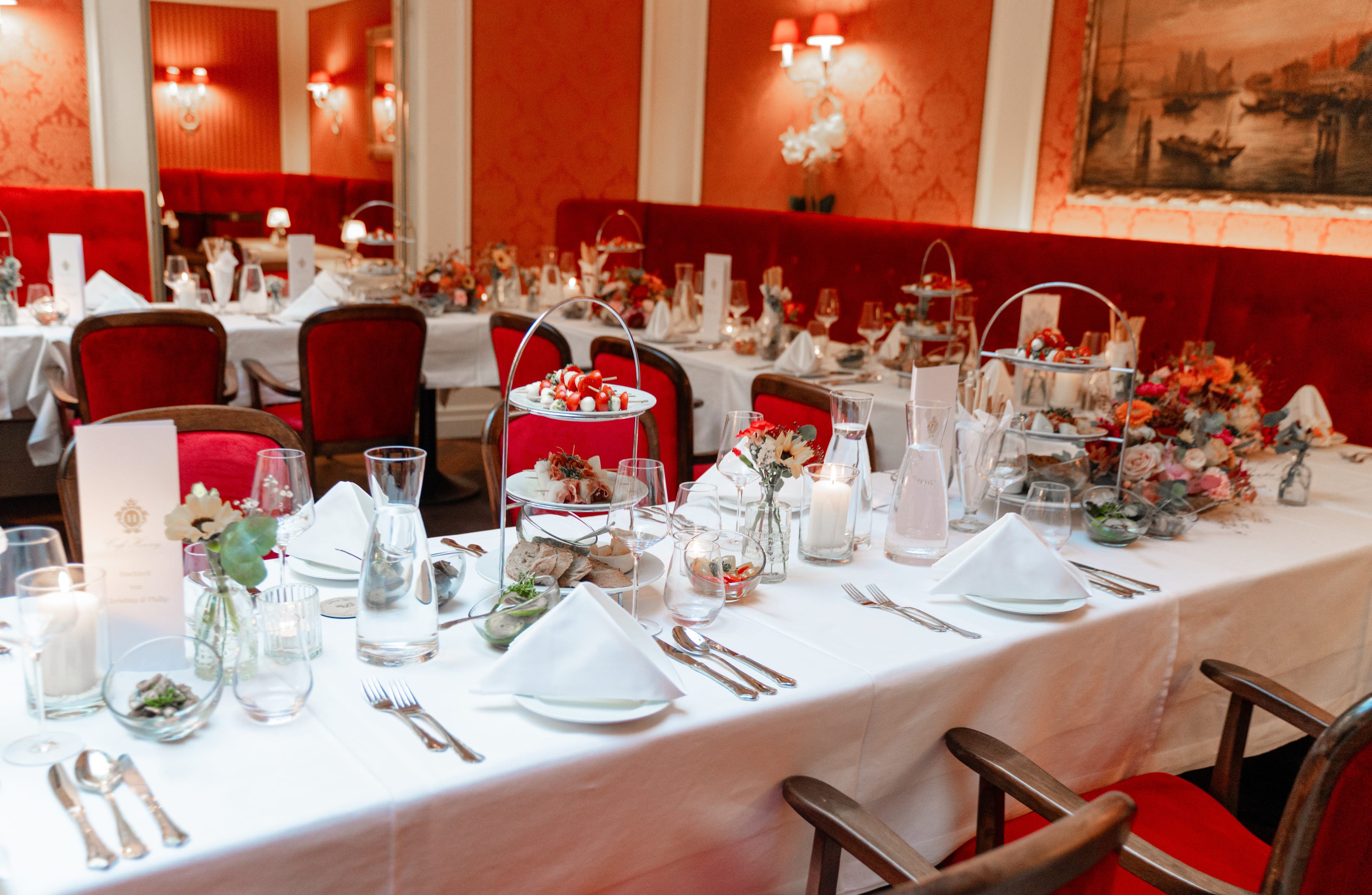 Festlich gedeckte Eventtafel im Café Herzog